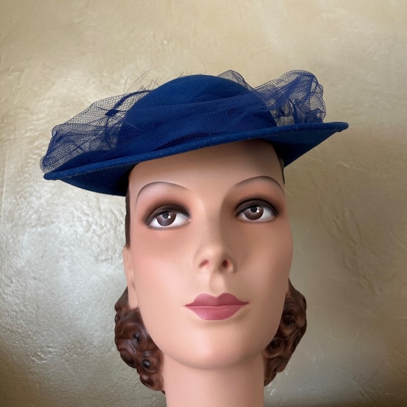 LUMINOUS 1960s\' BLUE FELT FEDORA + BOW, EMBELLISHED FEATHERS & SEQUINED VEILING